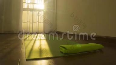 阳光房绿色瑜伽垫和毛巾.. 日间及夜间延时录像